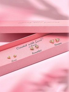 Created with Love 3-częściowy zestaw kolczyków-wkrętek "Noeud " z cyrkoniami rozmiar: onesize. Żółte kolczyki Created with Love, z cyrkonią, z mosiądzu. Za 95,46 zł.