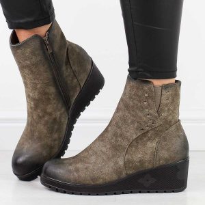 Khaki zimowe botki damskie na koturnie M.Daszyński Sa207-6. Brązowe botki M.Daszyński, na zimę, bez wzorów, z nubiku, bez obcasa, na koturnie, bez zapięcia. Za 179,00 zł.
