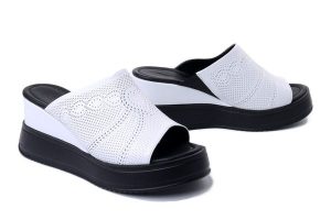 ARTIKER RELAKS 54C0381 biały, klapki damskie. Białe klapki Artiker Relaks, bez wzorów, ze skóry, bez obcasa, na koturnie. Za 174,93 zł.