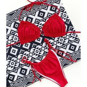 Bikini wiązane na szyi z regulacją na plażę i basen Greti. Zielone bikini Intica, bez wzorów, z materiału. W wyprzedaży za 139,00 zł.