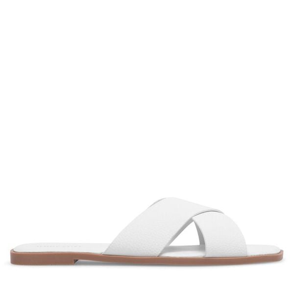 Klapki Jenny Fairy. Białe klapki Jenny Fairy, bez wzorów, bez obcasa. Za 69,99 zł.