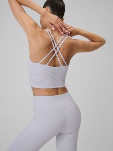 4F Crop-top do jogi szybkoschnący damski - fioletowy S. Fioletowe topy 4f, s, bez wzorów, ze skóry, bez kołnierzyka, bez ramiączek. Za 119,99 zł.