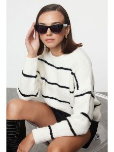 Trendyol Sweter w kolorze biało-czarnym rozmiar: S. Białe swetry oversize Trendyol, s, bez wzorów, bez ramiączek. Za 86,99 zł.