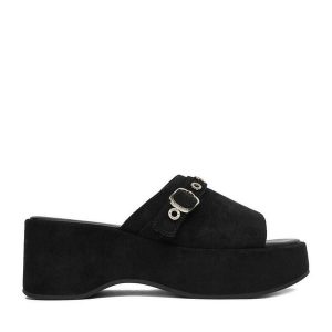 Klapki Guess Jeans. Czarne klapki Guess Jeans, z aplikacjami, z jeansu, bez obcasa. Za 249,99 zł.