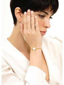 Pierres delicates Pozłacana bransoletka z masą perłową rozmiar: onesize. Białe bransoletki Pierres delicates, z perłą, pozłacane. Za 79,03 zł.