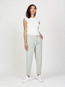 GANG JEANS Dżinsy - Tapered fit - w kolorze jasnoszarym rozmiar: W26. Szare jeansy GANG JEANS, z aplikacjami, z jeansu, z podwyższonym stanem. Za 299,99 zł.