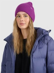 4F Czapka beanie damska - fioletowa M. Fioletowe czapki 4f, bez wzorów, z wiskozy, eleganckie. Za 59,99 zł.