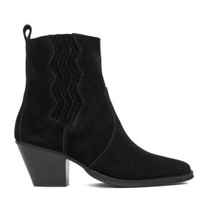 Botki DeeZee. Czarne botki DeeZee, bez wzorów, bez obcasa, na słupku, bez zapięcia. Za 329,99 zł.