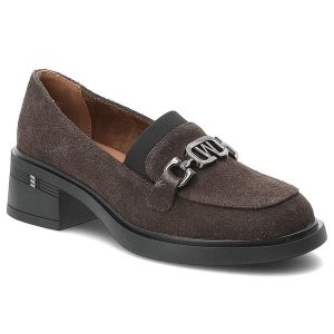 Półbuty damskie Vinceza, cholewka ze skóry naturalnej zamszowej wsuwany fason z ozdobnym paskiem i metalową klamrą, brązowe, 18127. Brązowe półbuty VINCEZA, bez wzorów, ze skóry, bez obcasa, bez zapięcia. Za 152,90 zł.