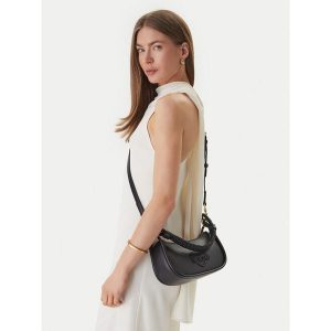 Torebka LOVE MOSCHINO. Czarne torebki klasyczne LOVE MOSCHINO, bez wzorów, bez dodatków. Za 667,99 zł.