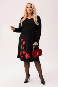 Czarna dresowa sukienka Fiorella - klasyka z nutą kobiecości PLUS SIZE XXL. Czarne sukienki Moda Size Plus Iwanek, na co dzień, plus size, z aplikacjami, z bawełny, eleganckie, bez kołnierzyka, plus size, bez ramiączek, midi, oversize. Za 289,90 zł.