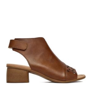 Sandały Remonte. Brązowe sandały Remonte, bez wzorów, bez obcasa, na słupku, bez zapięcia. Za 379,99 zł.