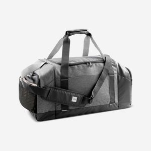 Torba sportowa Decathlon Academic 55 l. Czarne torby podróżne i sportowe DECATHLON, bez wzorów, z materiału, na ramię. Za 119,99 zł.