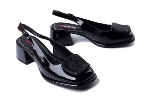 ARTIKER RELAKS 56C2426 czarny, sandały damskie. Czarne sandały Artiker Relaks, z aplikacjami, bez obcasa, na obcasie, bez zapięcia. Za 269,90 zł.