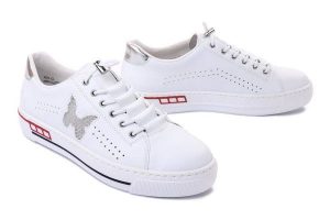 RIEKER L8857-80 white, półbuty damskie. Białe półbuty Rieker, na lato, bez wzorów, bez obcasa, bez zapięcia. Za 237,93 zł.