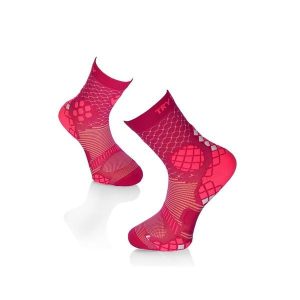 Skarpety kompresyjne do biegania ciemnoróżowe. Czerwone skarpetki TRY TO FLY, bez wzorów. W wyprzedaży za 67,34 zł.