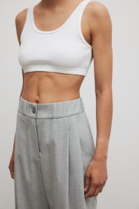 Krótki top z prążkowanej dzianiny w kolorze CLASSIC WHITE- LAGO-L. Białe topy Marsala, l, bez wzorów, z bawełny, bez kołnierzyka, bez ramiączek. Za 89,90 zł.