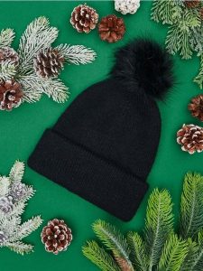 Czapka z pomponem - czarny. Czarne czapki Sinsay, bez wzorów, z materiału. Za 25,99 zł.
