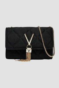 VALENTINO Czarna damska torebka Charlotte Flap Bag. Czarne torebki klasyczne Valentino by Mario Valentino, bez wzorów, ze skóry, zamszowe, bez dodatków. W wyprzedaży za 212,99 zł.