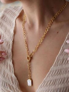 L'Atelier de Gaia Pozłacany naszyjnik z zawieszką - dł. 47 cm rozmiar: onesize. Białe naszyjniki L'Atelier de Gaia, z perłą, pozłacane. Za 56,99 zł.