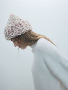 Strukturalna czapka beanie - wielobarwny. Czapki Reserved, bez wzorów. W wyprzedaży za 32,99 zł.