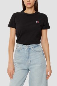TOMMY JEANS Czarny damski t-shirt z małym logo. Czarne t-shirty Tommy Jeans, s, bez wzorów, z jeansu, bez kołnierzyka, bez ramiączek. W wyprzedaży za 99,99 zł.