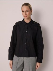 Bawełniana koszula z ozdobną koronką - czarny. Czarne koszule Sinsay, l, bez wzorów, z bawełny, bez kołnierzyka, bez ramiączek. Za 59,99 zł.