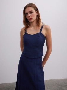 BGN Top w kolorze granatowym rozmiar: 38. Niebieskie topy BGN, bez wzorów, bez kołnierzyka, bez ramiączek. Za 61,17 zł.