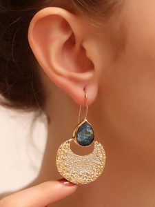 L'Atelier de Gaia Pozłacane kolczyki z labradorytem rozmiar: onesize. Zielone kolczyki L'Atelier de Gaia, z labradorytem, pozłacane. Za 117,45 zł.