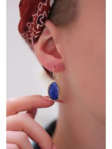 Pierres delicates Pozłacane kolczyki z lapis lazuli rozmiar: onesize. Żółte kolczyki Pierres delicates, z lazurytem, pozłacane. Za 78,84 zł.