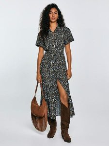 BIG STAR Sukienka w kolorze czarnym rozmiar: S. Czarne sukienki Big Star, na co dzień, s, bez wzorów, z tkaniny, retro, bez kołnierzyka, bez ramiączek, midi, proste. Za 144,99 zł.