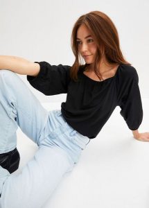 Bluzka z czystej bawełny organicznej. Czarne bluzki bonprix, bez wzorów, z bawełny, bez kołnierzyka, bez ramiączek. Za 44,99 zł.