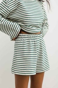 Szorty z bawełny strukturalnej w zielono beżowe paski - PENNY-S. Brązowe szorty Marsala, bez wzorów, z bawełny, klasyczne. W wyprzedaży za 49,98 zł.