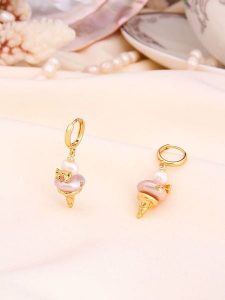 L'Atelier de Gaia Pozłacane kolczyki-kreole z perłami rozmiar: onesize. Białe kolczyki L'Atelier de Gaia, z perłą, pozłacane. Za 60,99 zł.