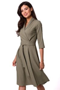 Rozkloszowana sukienka kopertowa z wiązaniem w pasie khaki. Brązowe sukienki Sukienki.shop, do pracy, xxl, bez wzorów, biznesowe, bez kołnierzyka, bez ramiączek, kopertowe. Za 369,00 zł.