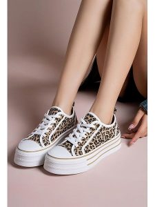Foreverfolie Sneakersy w kolorze jasnobrązowym rozmiar: 40. Brązowe trampki Foreverfolie, bez wzorów, bez zapięcia. Za 122,96 zł.