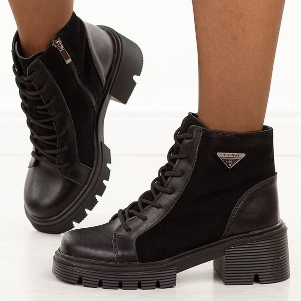 Czarne skórzane botki damskie Filippo Dbt6495/25. Czarne botki Filippo, na jesień, bez wzorów, z dzianiny, z okrągłym noskiem, bez obcasa, bez zapięcia. W wyprzedaży za 224,25 zł.