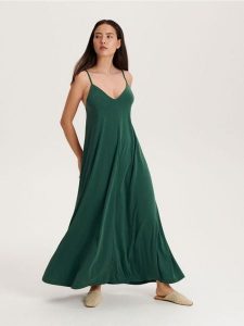 Klapki typu mule - beżowy. Brązowe klapki Reserved, bez wzorów, bez obcasa. W wyprzedaży za 59,99 zł.