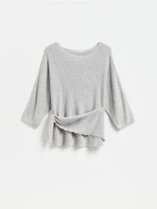 Sweter z wiązaną chustą - jasnoszary. Szare apaszki i chusty Reserved, bez wzorów, z dzianiny. Za 129,99 zł.