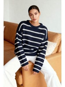 Trendyol Sweter w kolorze granatowo-białym rozmiar: L. Białe swetry oversize Trendyol, l, bez wzorów, bez ramiączek. Za 78,10 zł.