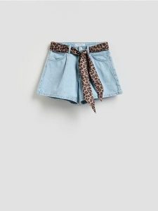 Jeansowe szorty z apaszką - niebieski. Niebieskie apaszki i chusty Reserved, bez wzorów, z bawełny. Za 99,99 zł.
