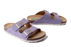 DR. BRINKMANN 700697-59 lavendel, klapki damskie. Fioletowe klapki Dr. Brinkmann, bez wzorów, ze skóry, bez obcasa. Za 264,90 zł.