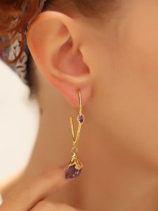 L'Atelier de Gaia Pozłacane kolczyki-półkreole z ametystem rozmiar: onesize. Różowe kolczyki L'Atelier de Gaia, z ametystem, pozłacane. Za 74,95 zł.