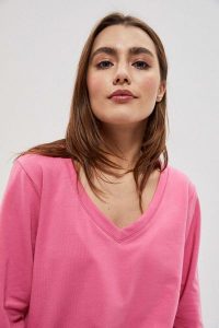 Bluza z dekoltem w serek różowa. Czerwone bluzy MOODO, xs, bez wzorów, z bawełny, bez kaptura. W wyprzedaży za 29,99 zł.
