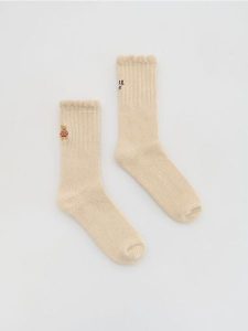 Skarpetki z haftem - beżowy. Brązowe skarpetki Reserved, bez wzorów. Za 19,99 zł.