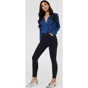 Trendyol Jeansy rurki z wysokim stanem - Black. Czarne spodnie z wysokim stanem marki Trendyol, z denimu. W wyprzedaży za 90,98 zł.