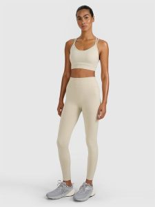 4F Legginsy treningowe bezszwowe damskie - beżowe M/L. Brązowe legginsy 4f, bez wzorów, z dzianiny, z podwyższonym stanem. Za 129,99 zł.