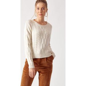 Sweter w kolorze beżowym. Brązowe długie swetry marki Robin, z okrągłym kołnierzem. W wyprzedaży za 189,95 zł.