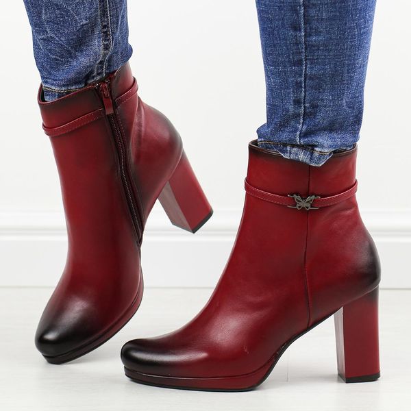 Czerwone botki damskie na słupku M.Daszyński Sa125-22. Czerwone botki M.Daszyński, na jesień, bez wzorów, z materiału, bez obcasa, na platformie, bez zapięcia. Za 219,00 zł.