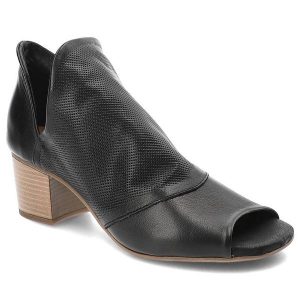 Czarne Botki Venezia Skórzane Buty Damskie. Czarne botki Venezia, bez wzorów, ze skóry, bez obcasa, bez zapięcia. Za 459,00 zł.